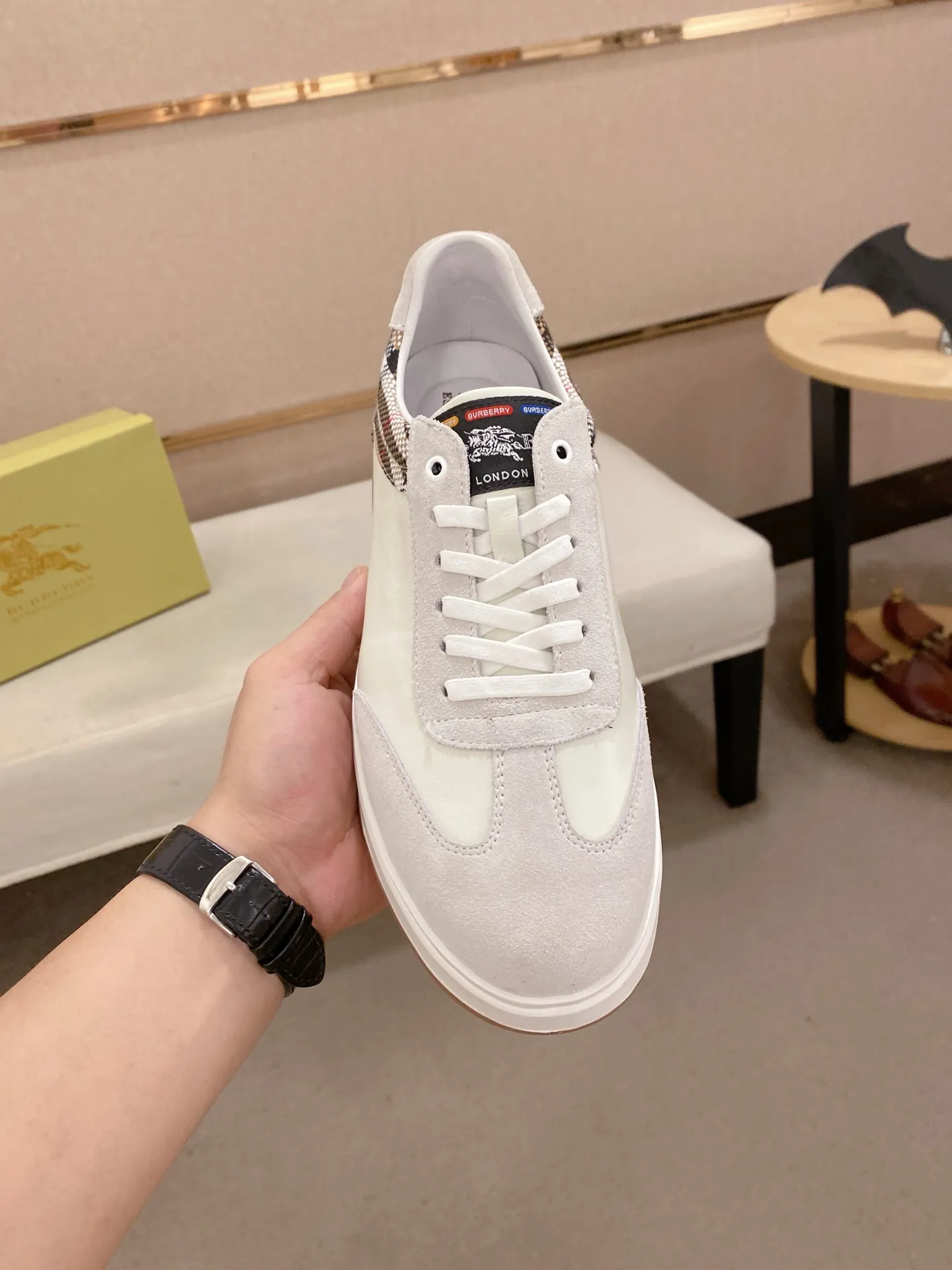 Men's shoes💰: 440💰🇮🇹🇮🇹The counters are synchronized with Burberry's top purchasing agents🔍🔍Synchronized sales. Positive code number: 38-44. Italian imported cowhide, fully imported sheepskin lining, sole: original sole provided by the original factory, exclusive movable molded sole, super comfortable, original factory follow-up order, 🔍🔍high quality, you can enter and leave the counter at will, welcome to compare (45 yuan for customization, no return or exchange)